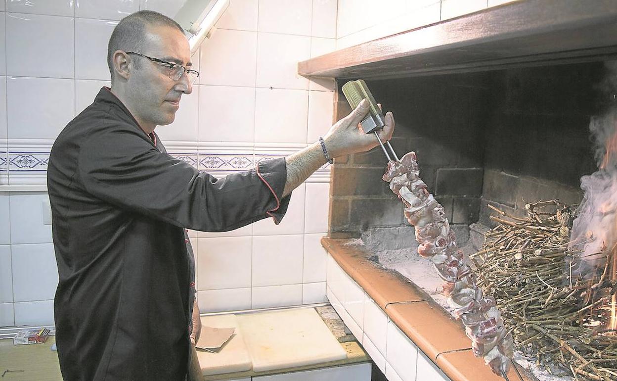 Mesón Los Tres Olmos, pinchos de lechazo asado con sarmientos