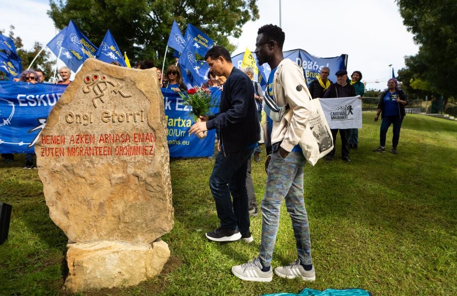 Fotos: Ofrenda floral a los migrantes fallecidos