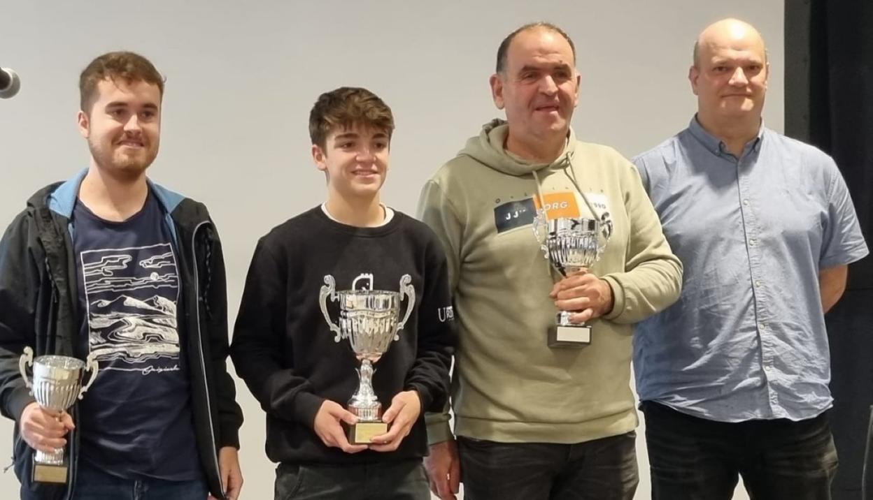 Irabazleak Azpeitiko xake taldeko ordezkariarekin. 