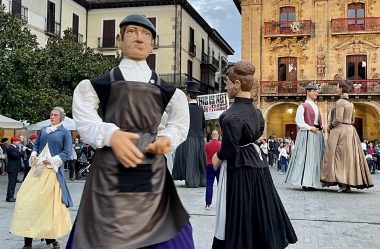 Las comparsas de gigantes y cabezudos de Bergara, Legazpi y Oñati deleitaron el domingo al atardecer a niños y mayores con un animado pasacalles que se cerró con alarde. 