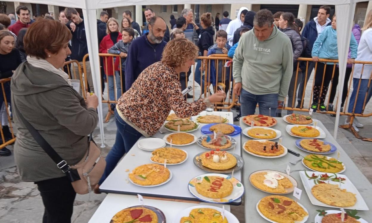 El jurado durante la valoración de las tortillas de patatas que destacaron por su nivel y presentación. 