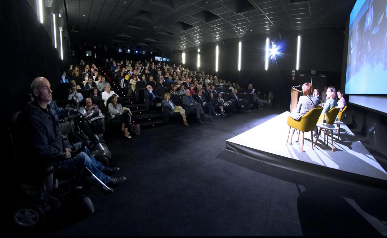 Tabakalera acogió el IV Foro Jurídico de Gipuzkoa, en el que participaron varios expertos y Josetxo Izaguirre contó su testimonio. Josetxo Izaguirre y Maider Agirre, durante el encuentro de ayer. 