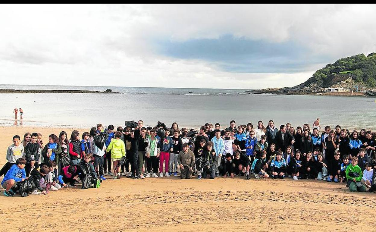 Alrededor de 200 niños y niñas recogieron este lunes residuos de la playa de Ondarreta con el Open Internacional de San Sebastián. 