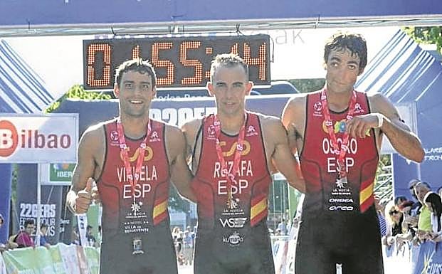 Kevin Tarek Viñuela, Rubén Ruzafa y Pello Osoro, con las medallas. 