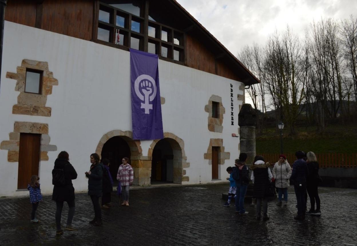 Udaletxeko beheko aretoan kokatuta dago gaztelekua. 