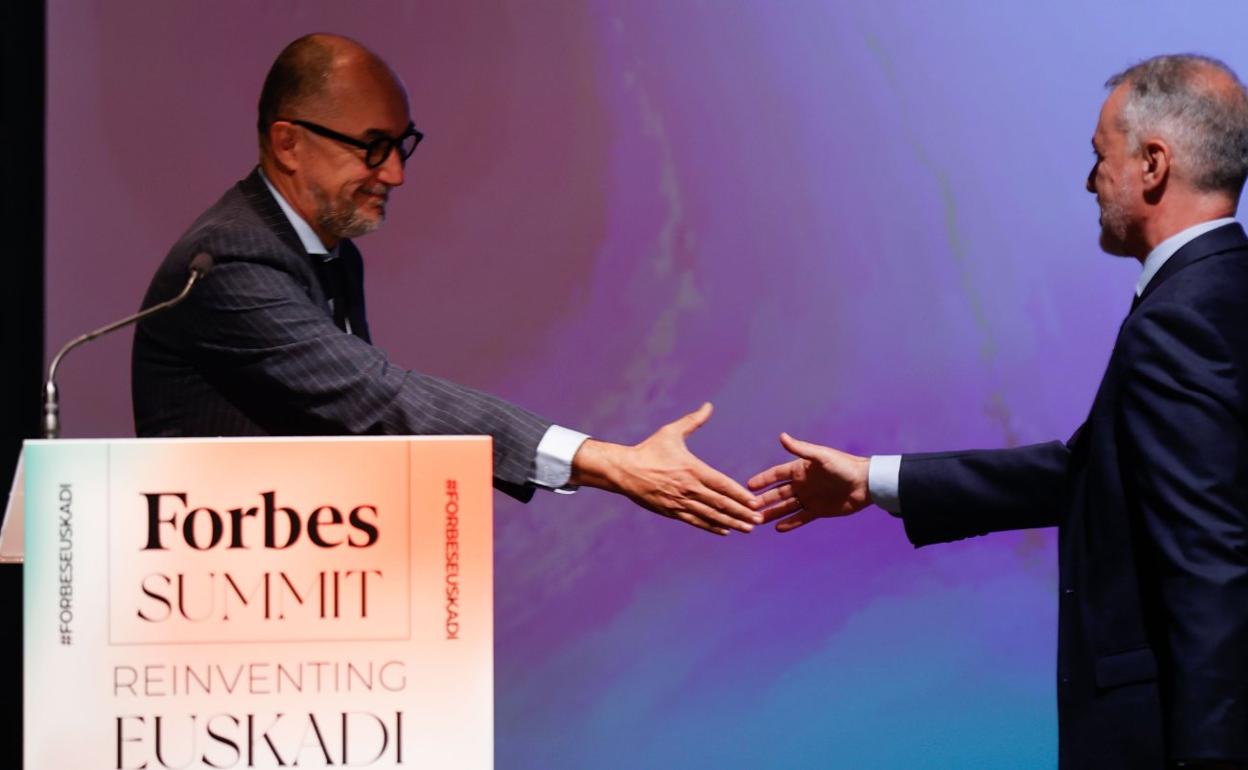 El director de Forbes en España Andrés Rodríguez saluda al lehendakari en la jornada de ayer en Bilbao. 