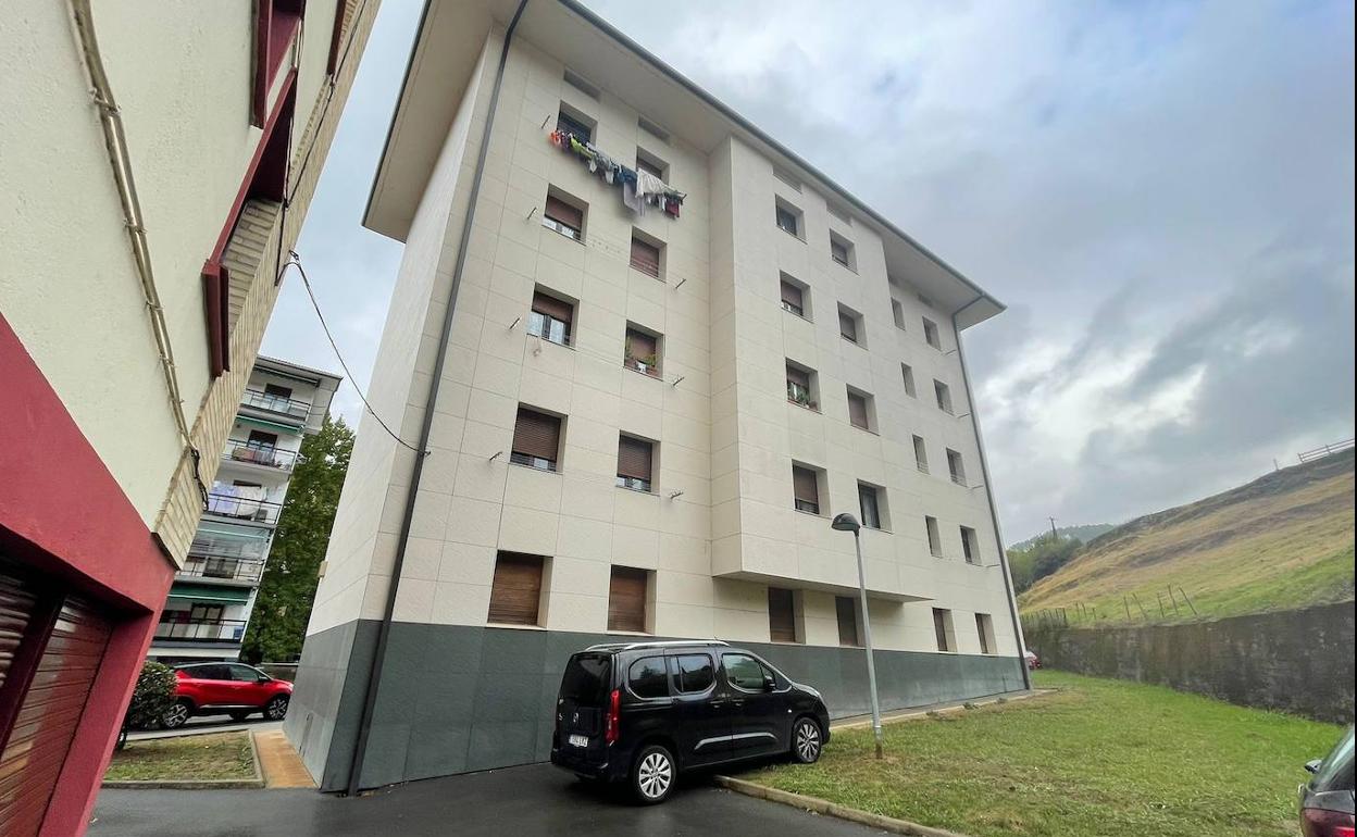 El pequeño se ha caído desde el tercer piso del edificio.