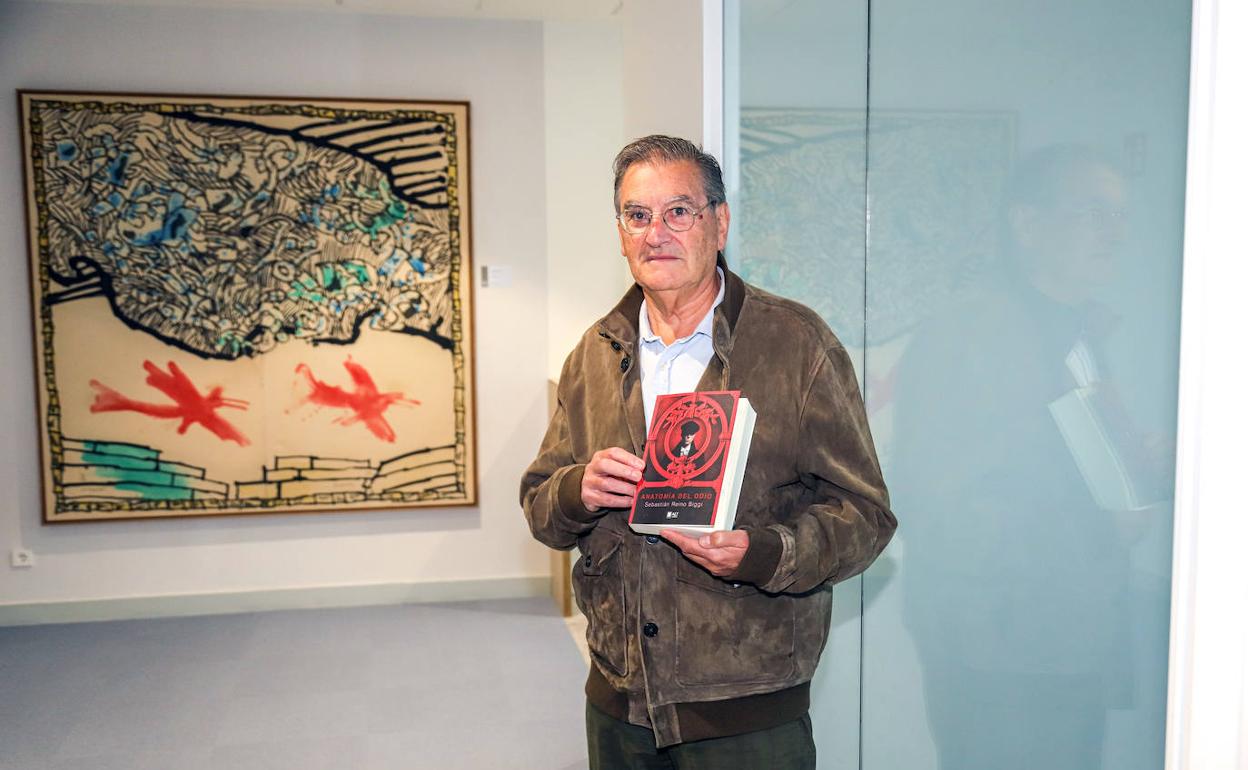 Sebastián Reino Biggi, con la novela que presenta en Lagun. 