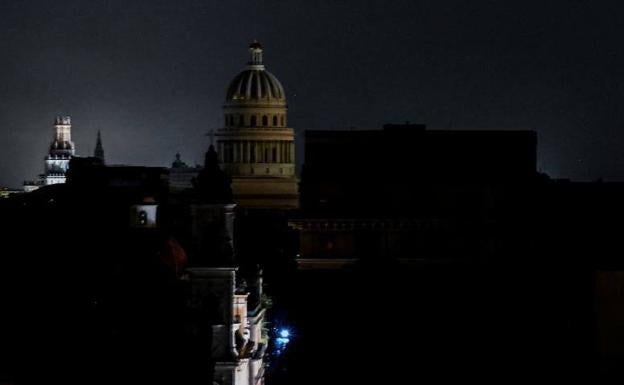 El edificio Capitolio Nacional, en La Habana, completamente a oscuras este martes por la noche, tras el paso del huracán Ian.