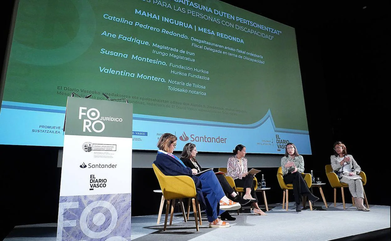 Valentina Montero, Susana Montesino, Aiende S. Jiménez, Ane Fadrique y Catalina Pedrero, durante la mesa redonda. 