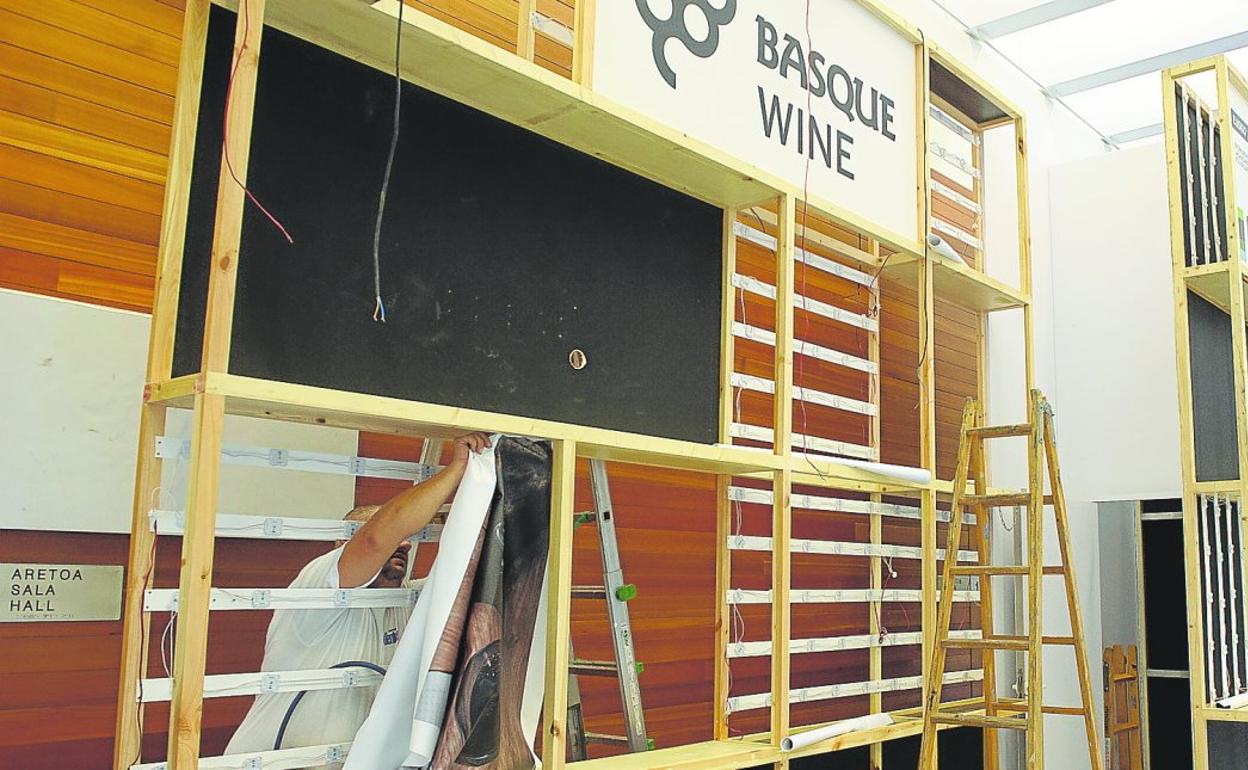 Los técnicos aceleraban ayer los trabajos de montaje de los stands en el Kursaal. 