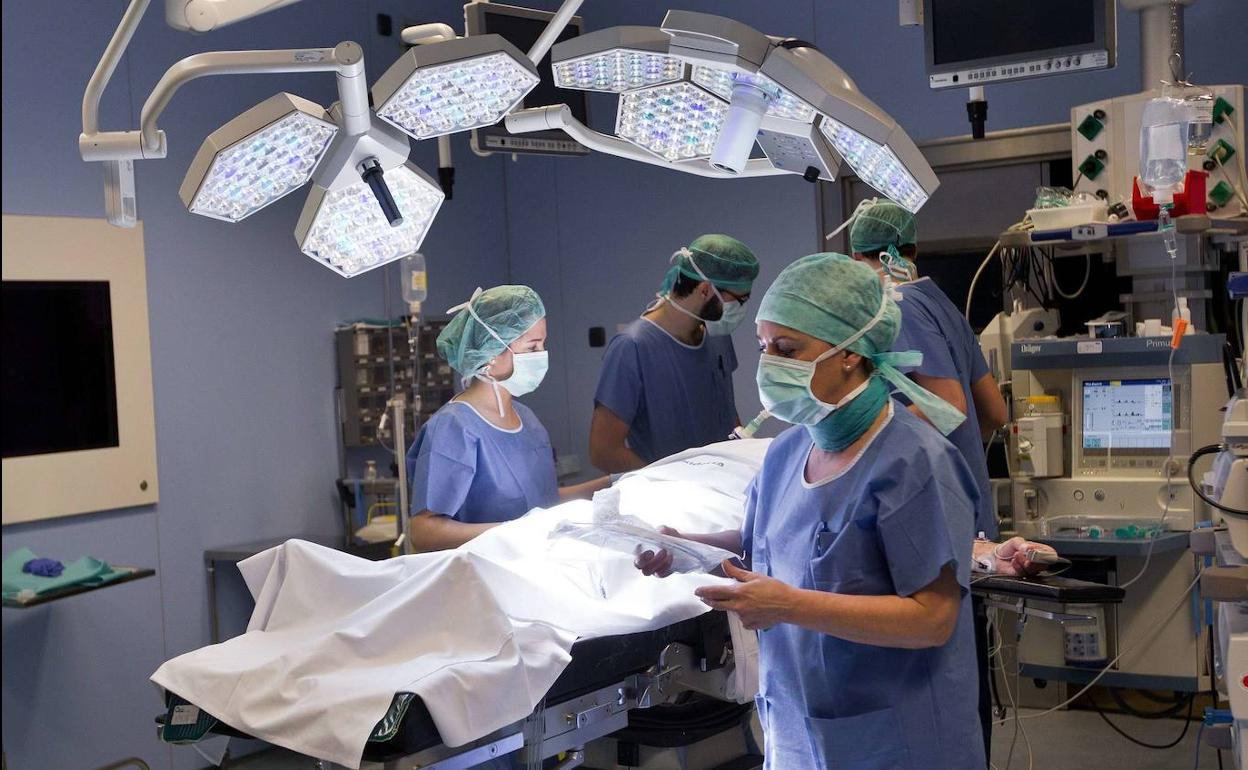 La lista de espera quirúrgica de Osakidetza acumula 23.831 personas. 
