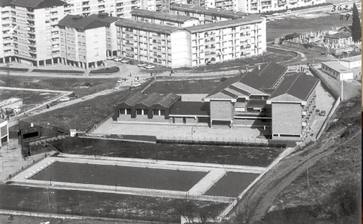 Una vista de los años 70 del edificio enclavado junto a las añoradas piscinas de Agorrosin, y dos ejemplos de las fotografías de todas la temáticas que recoge la exposición.