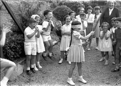 Imagen secundaria 1 - Elbira Zipitria en sus años de andereño