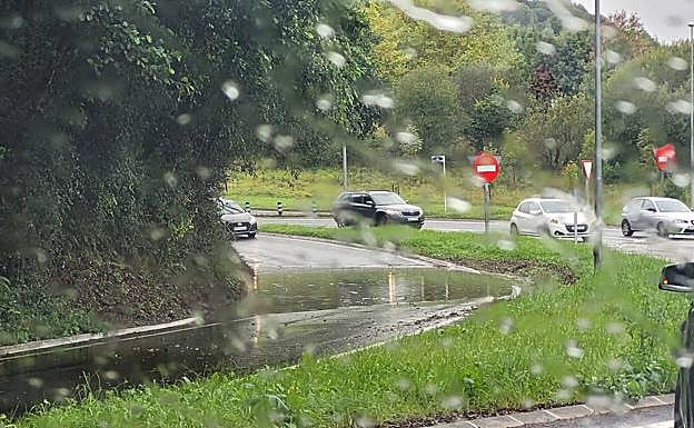 Balsa de agua a la salida de Garbera.