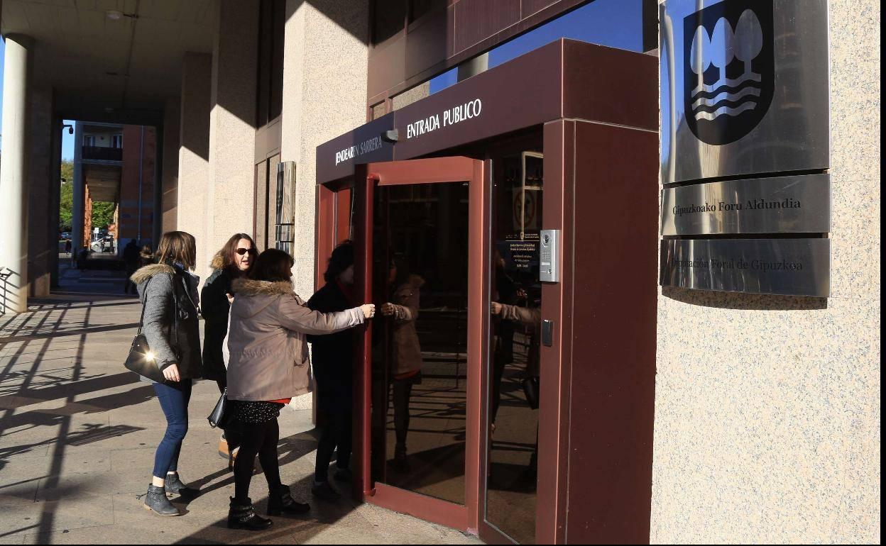 Exterior de la sede de la Hacienda foral, en el barrio de Errotaburu de San Sebastián.