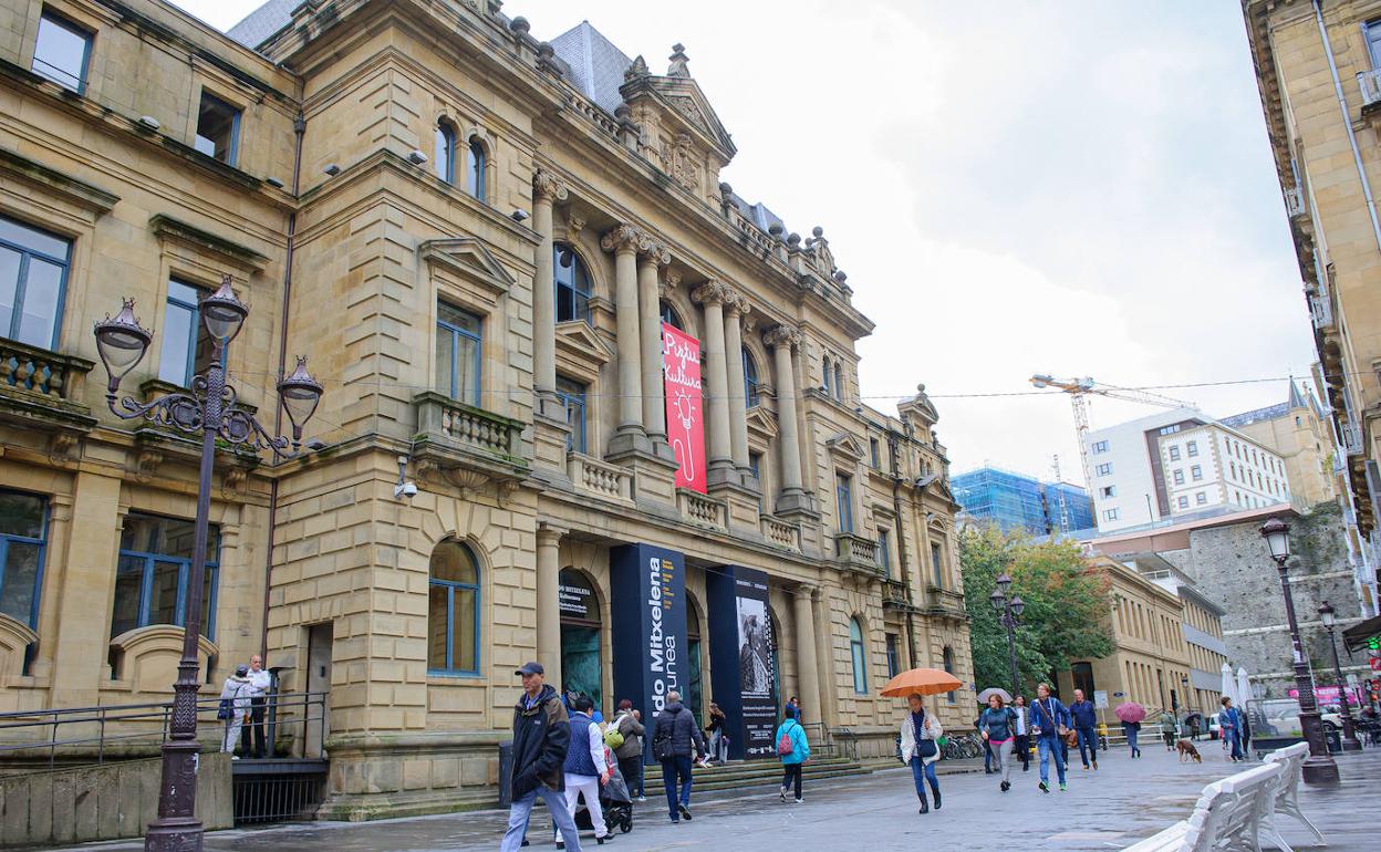 Vista exterior del edificio del Koldo Mitxelena, que ha sufrido algunos desprendimientos en los últimos años.