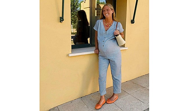 Lucía Bárcena con mono de cuadrados azules.