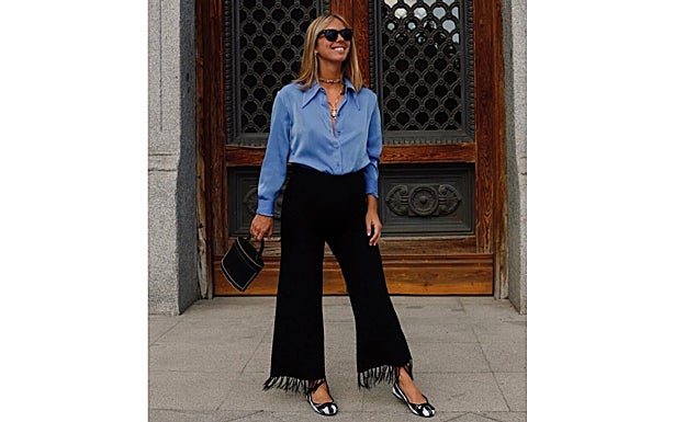 Lucía Bárcena con look de camisa y pantalón ancho.
