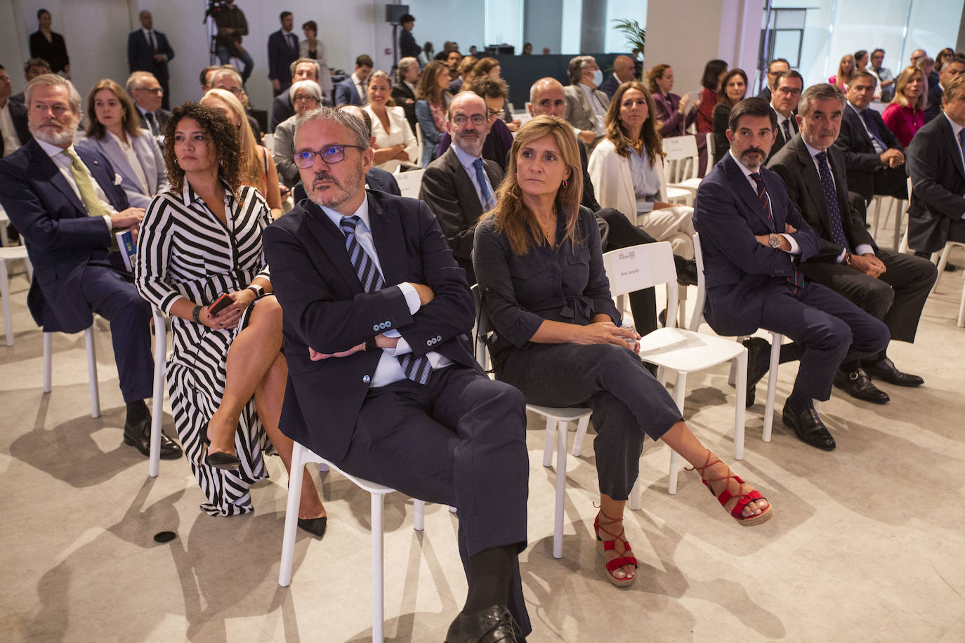 En primera fila, de izquierda a derecha, Iñigo Barrenechea, director general de El Correo y El Diario Vasco; Ana Delgado, directora general de ABC; Iñigo Argaya, director general de Negocio Editorial de Vocento; e Iñaki Arechabaleta, adjunto al consejero delegado de Vocento. 