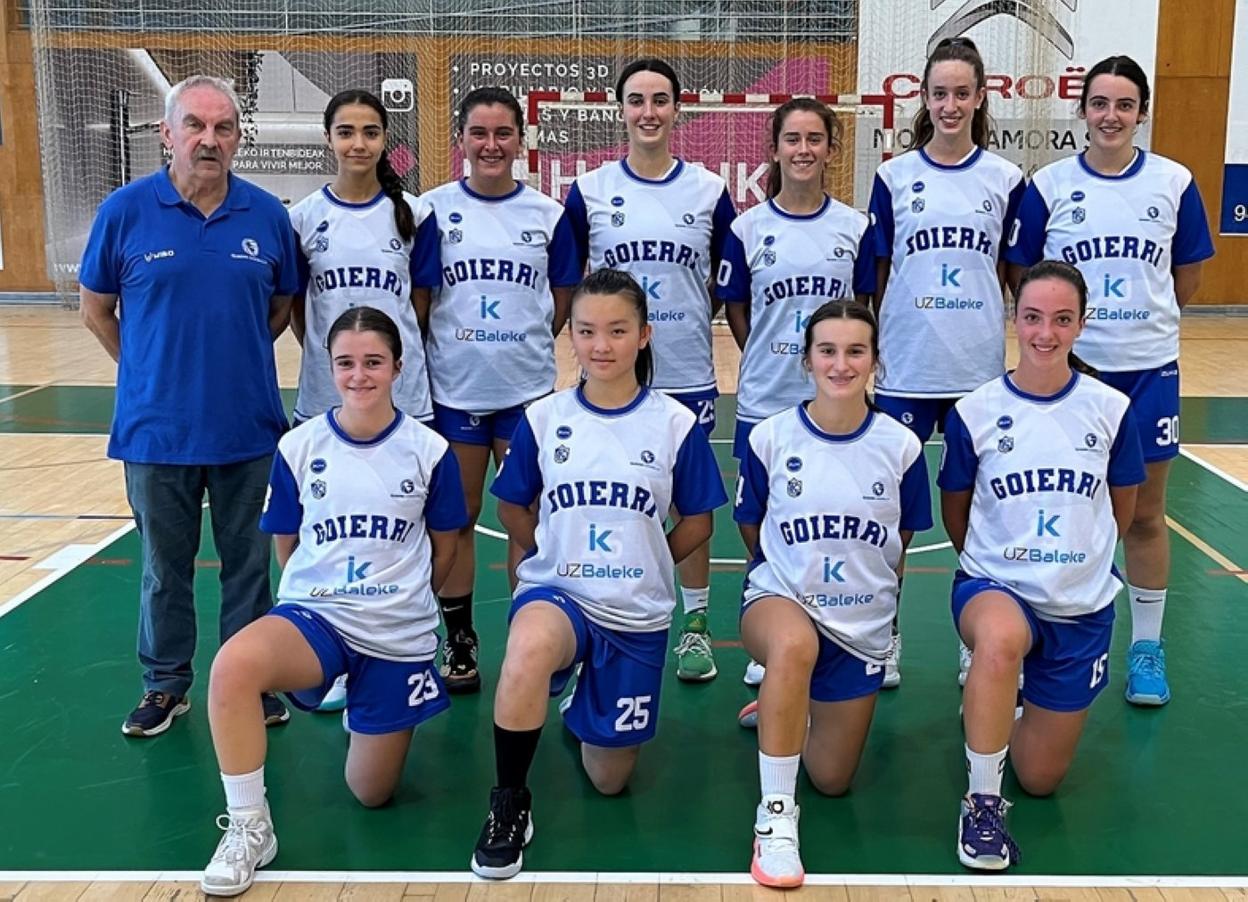 Equipo al completo con su entrenador Valen Berriotsoa. 