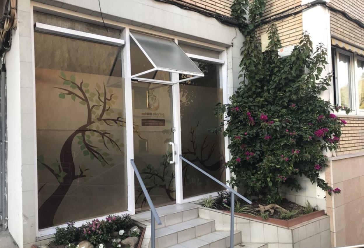 Entrada al local de zainBizi elkartea, en Anxiola kalea, 15 de Orio. 