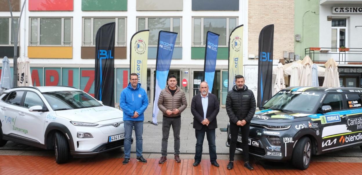 Asier Madariaga, Mikel Serrano, Angel Gurrutxaga y Eneko Conde junto al coche de la TEK de Zumarraga y el del líder de la Copa FIA. 