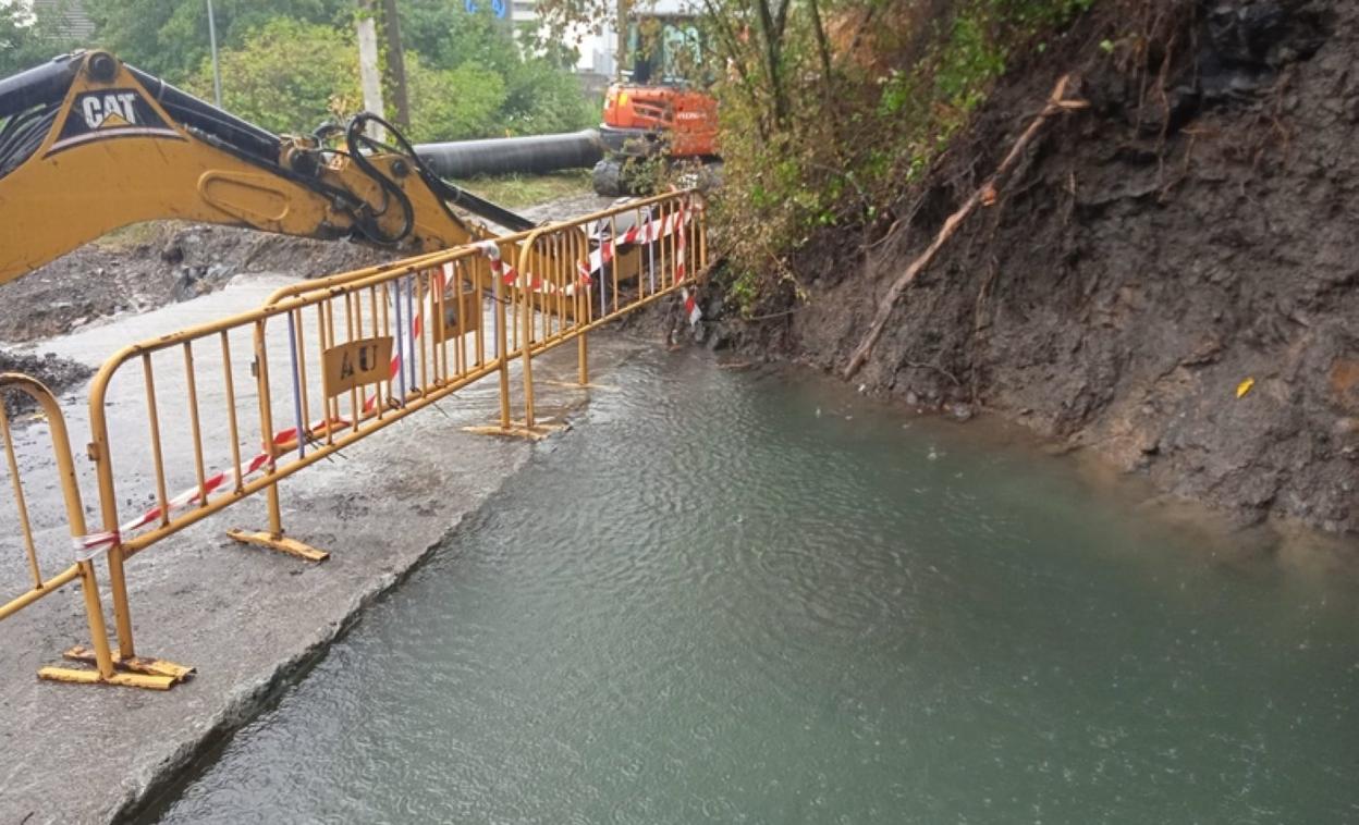 El agua de la fuga de la tubería ha originado esta gran poza. 