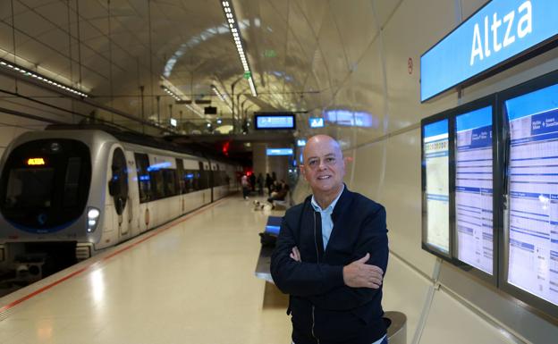 Odón Elorza en la estación del Topo en Altza. 