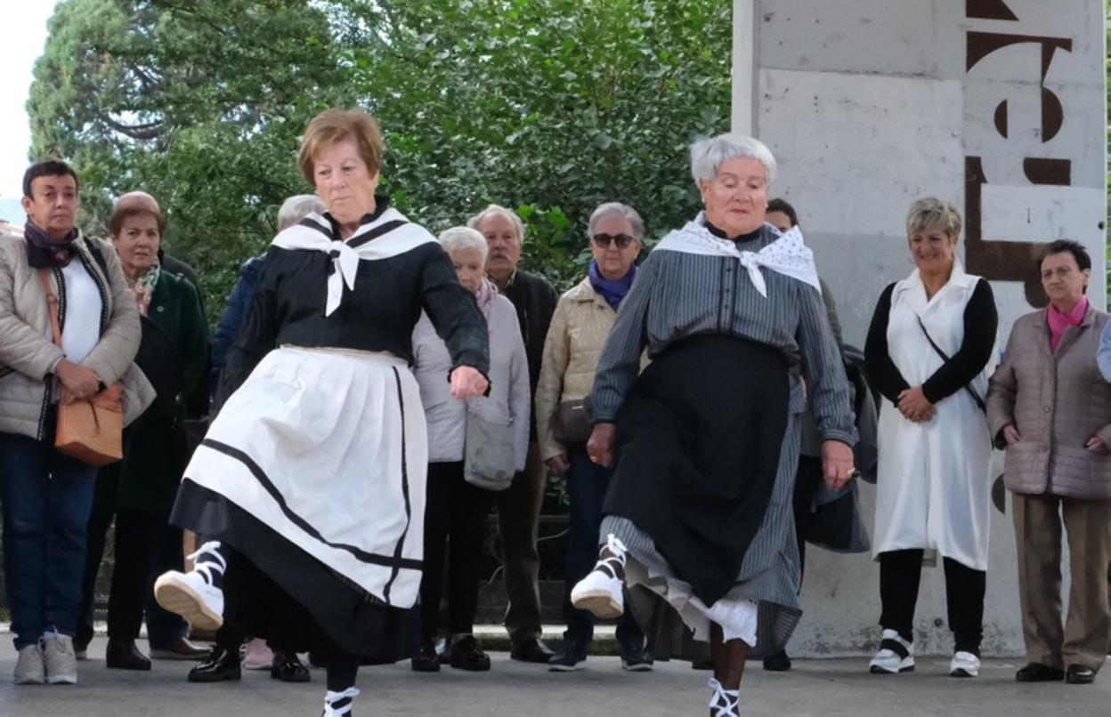 Aurresku de la mano del grupo de dantza de Gure Txoko.