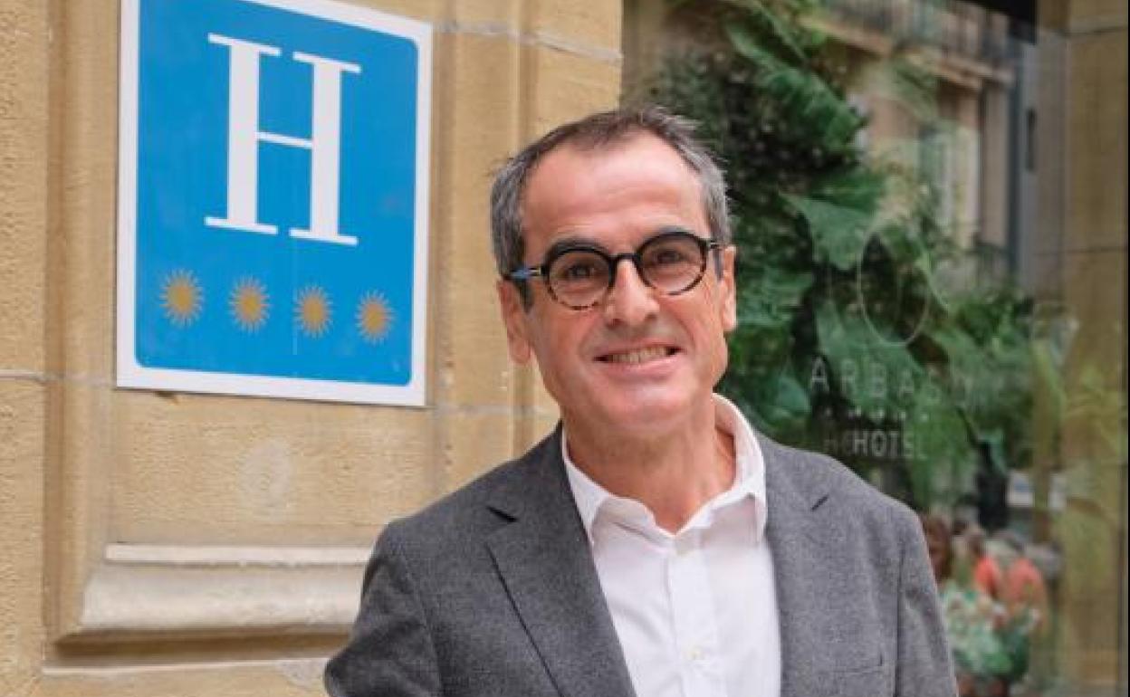 Raúl Fernández Acha, presidente de Hoteles de Gipuzkoa, frente al Hotel Arbaso de Donostia.