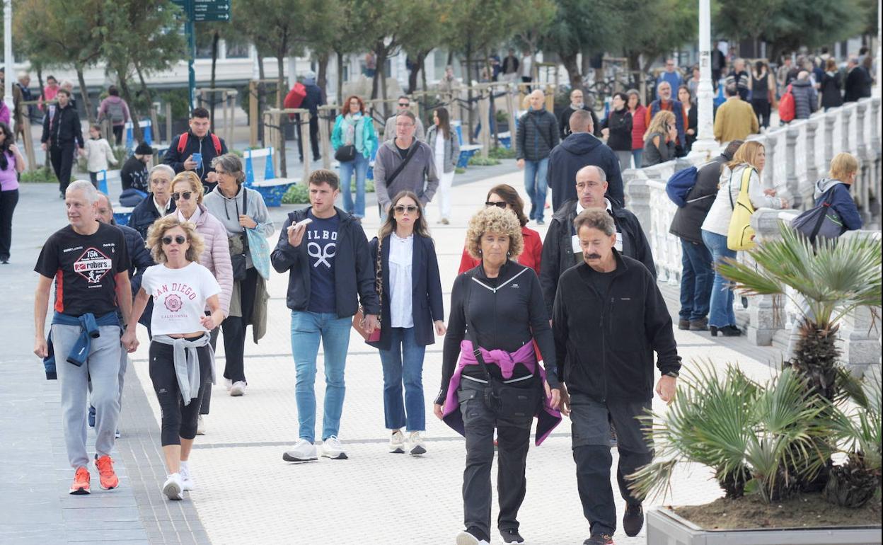 Gente paseando por el paseo de La Concha de San Sebastián durante este pasado fin de semana.