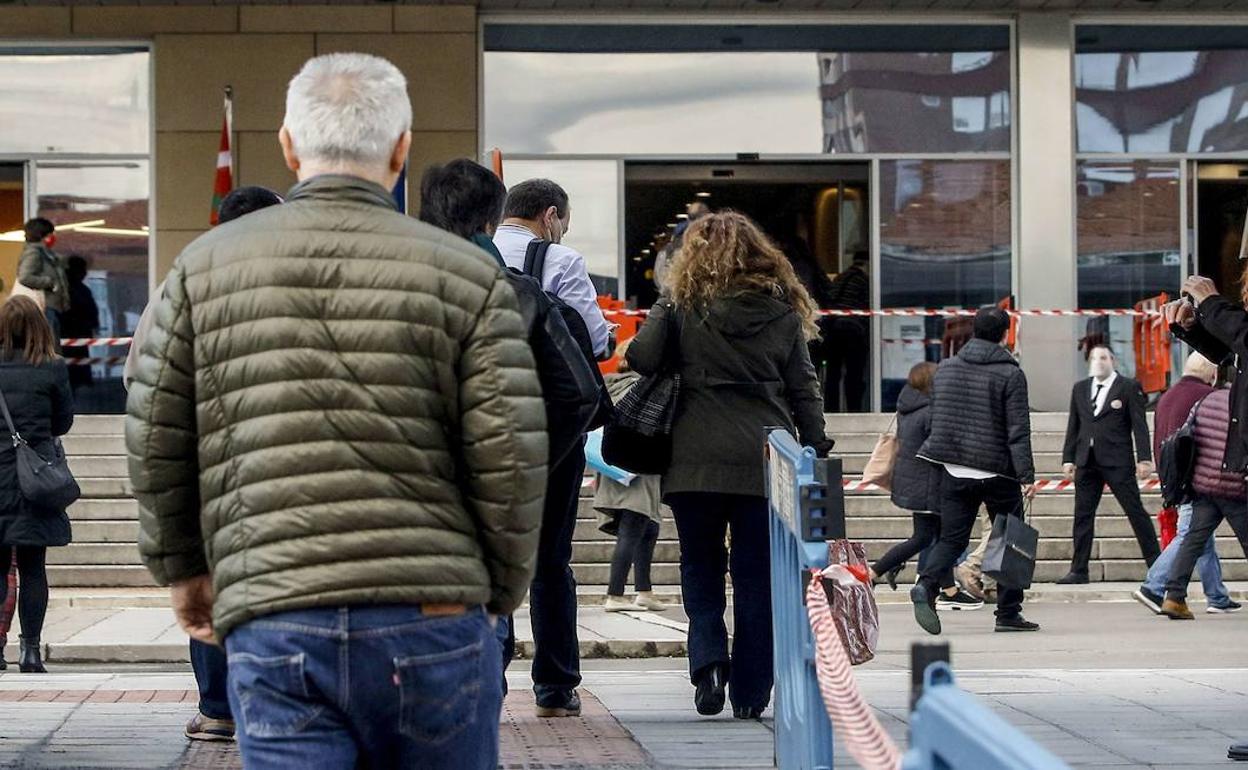 Trabajadores acceden a la sede del Gobierno Vasco en Lakua, Gasteiz