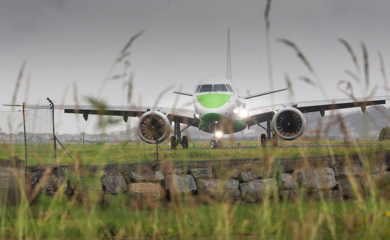 Un vuelo de Binter, en la pista de Hondarribia. 