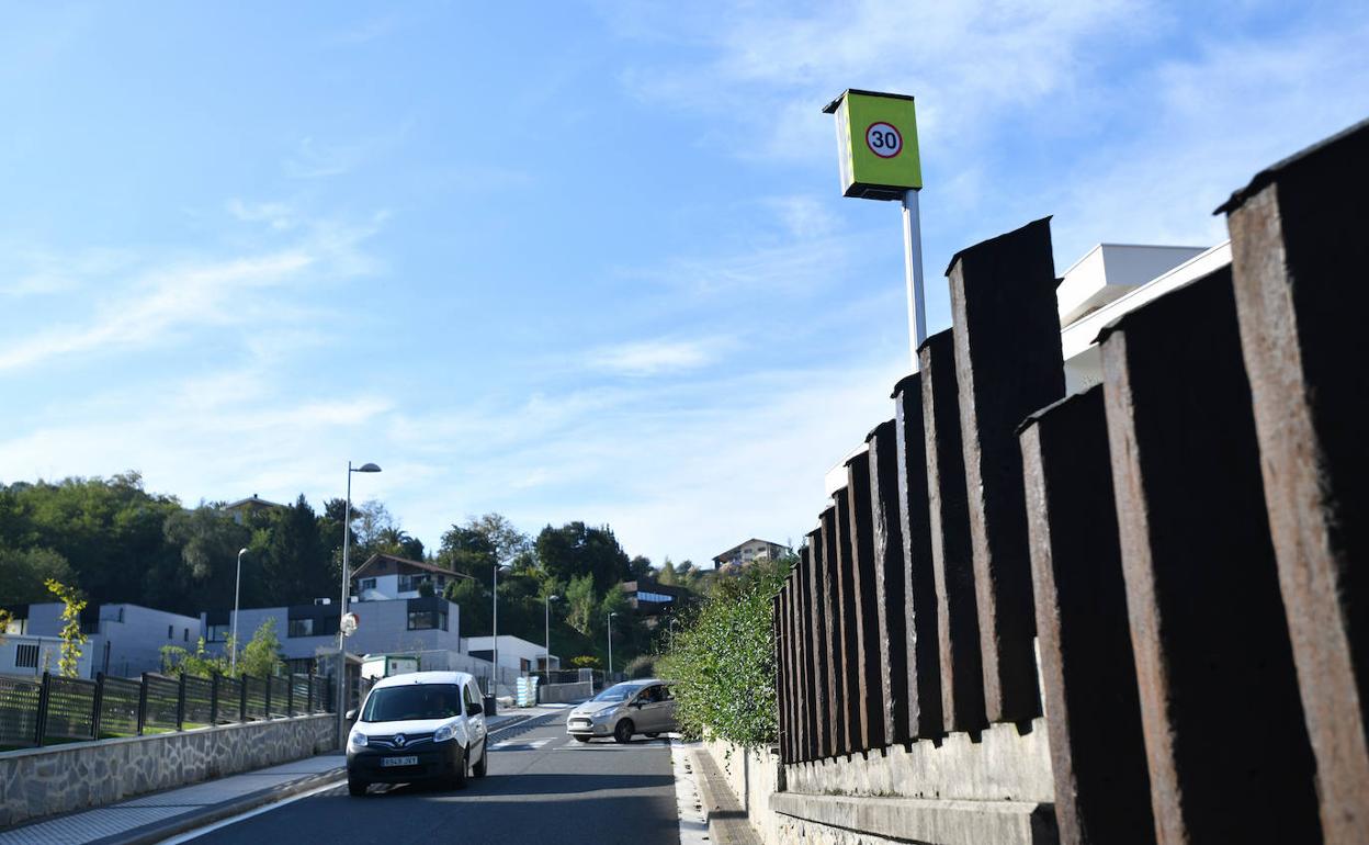El radar de pega colocado, dentro de una vivienda, en el inicio de la subida a Atotxa Erreka en San Sebastián. 