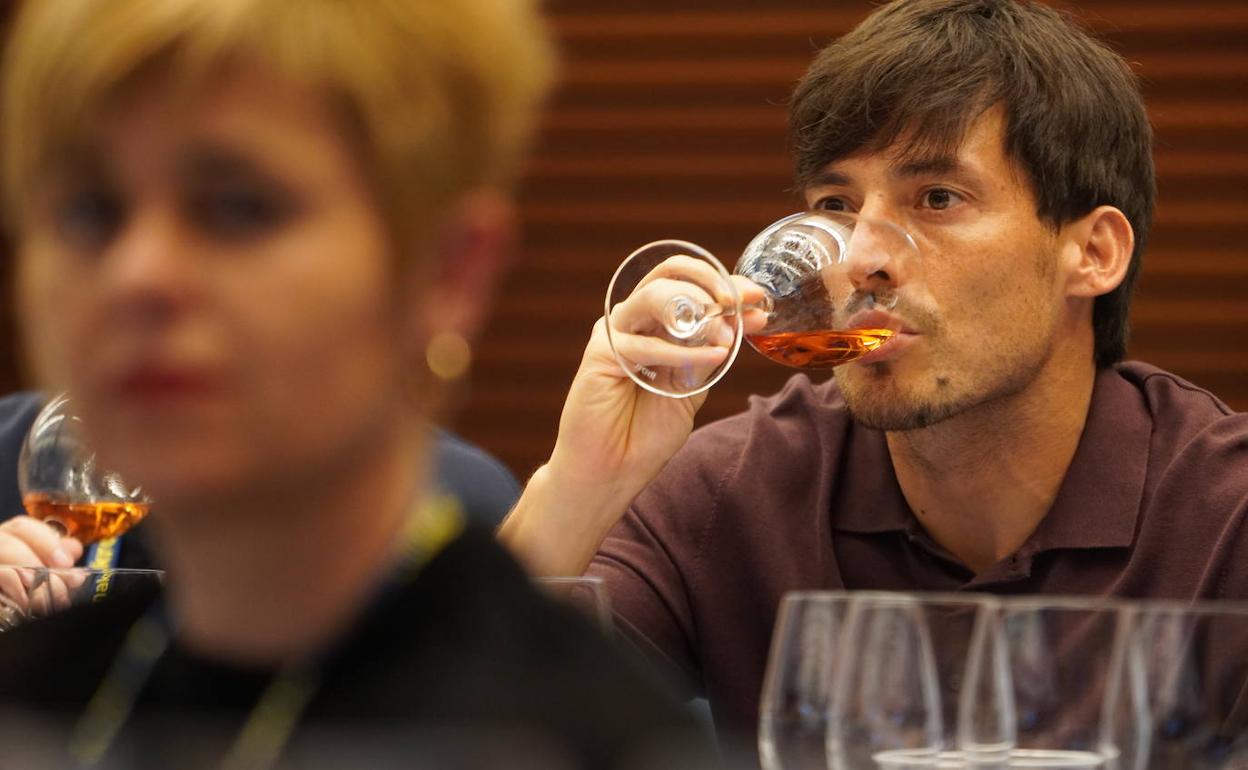 David Silva cata uno de los vinos de Tenerife. 