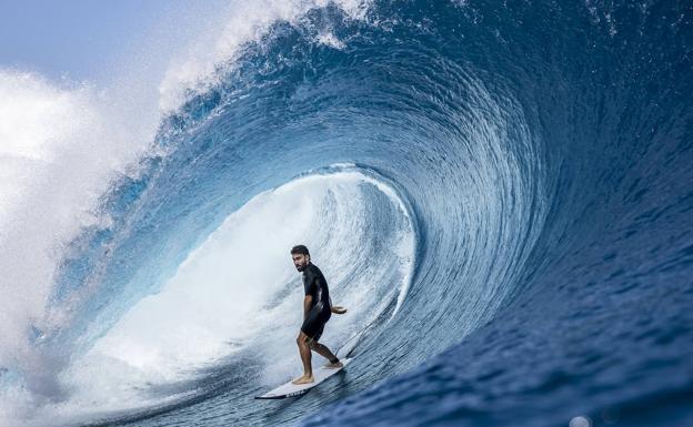 Aritz Aranburu, surfeando.