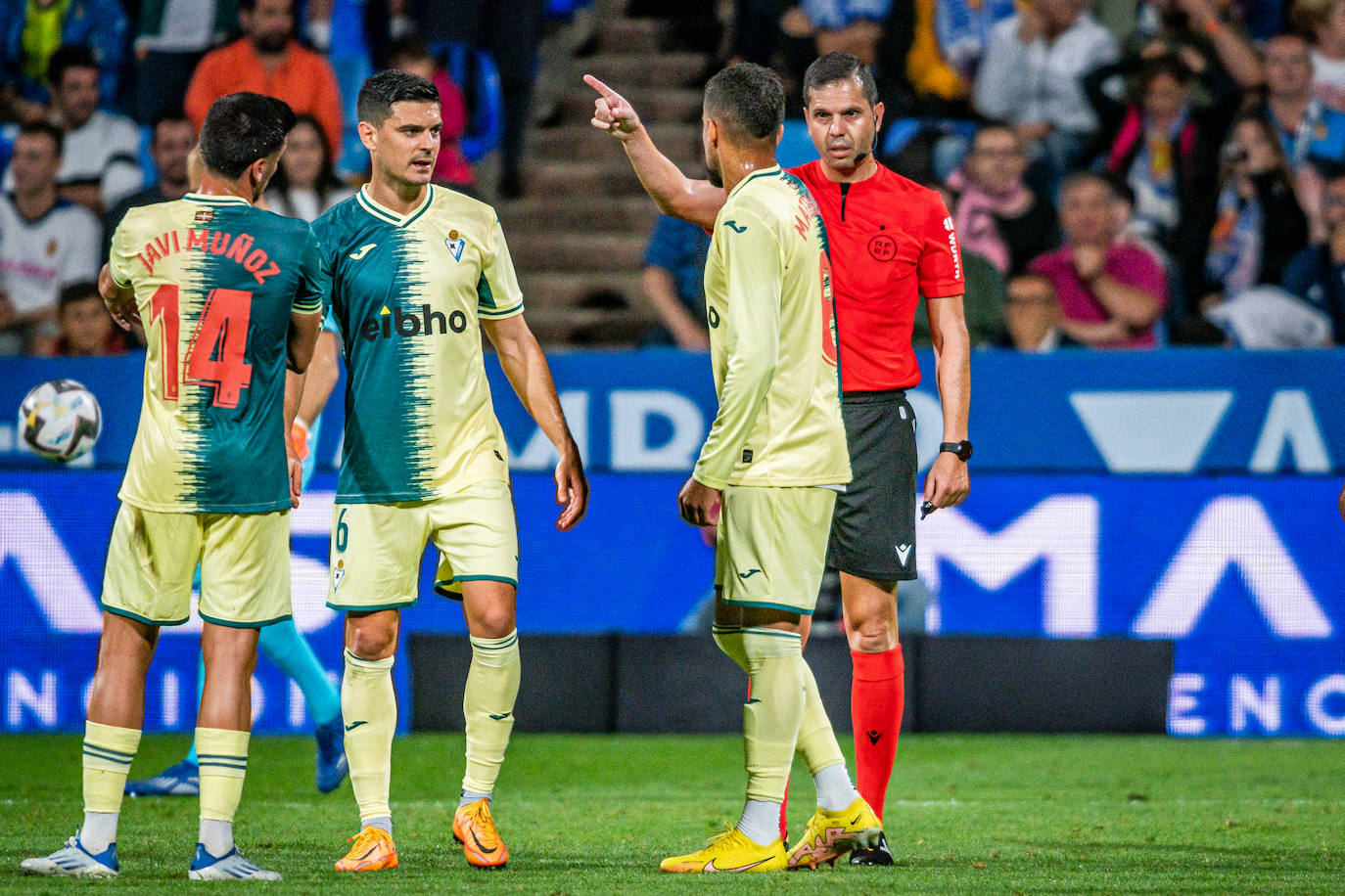 Fotos: El Eibar resiste de forma titánica ante el Zaragoza