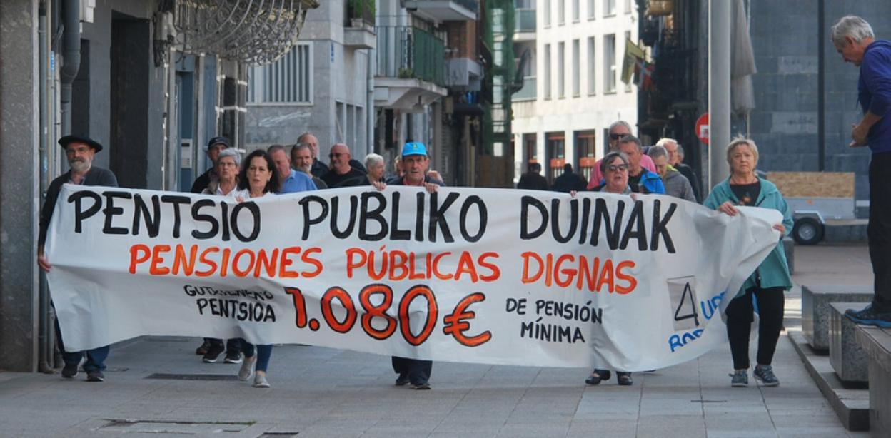 Tras la pancarta recorrieron las calles del municipio.