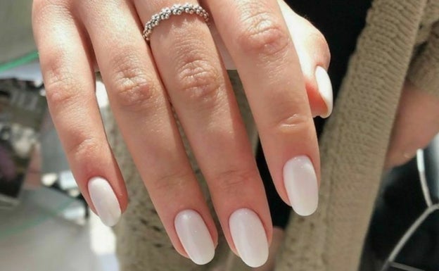 Uñas en tono 'nude'.