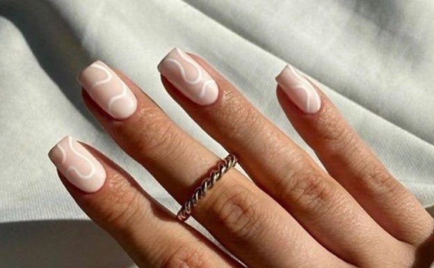 Manicura con dibujo de ondas.