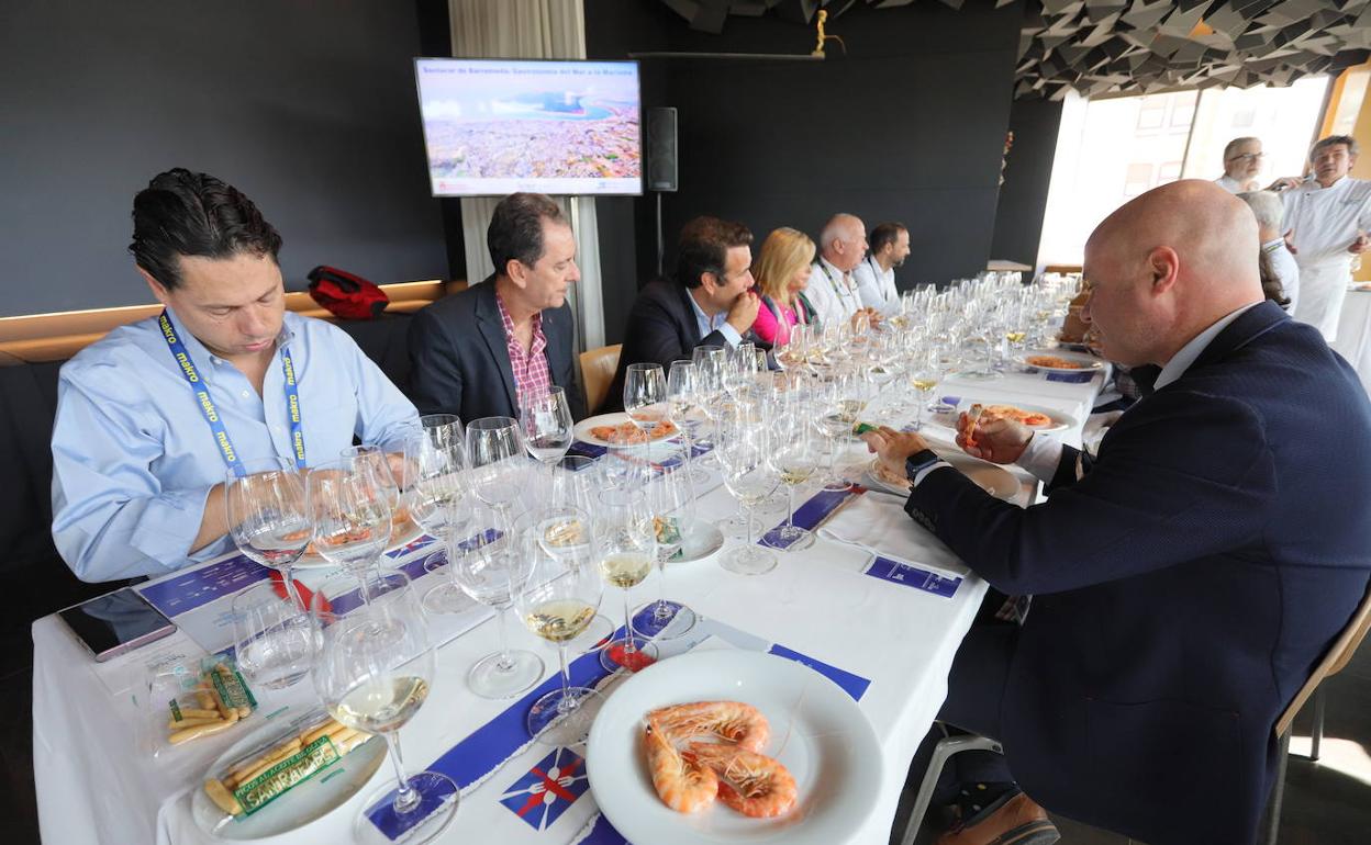 Los asistentes a la cata prueban varios de los productos de la tierra gaditana. 