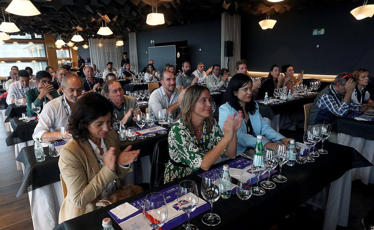 Los asistentes a la cata aplauden tras la intervención de uno de los ponentes. 