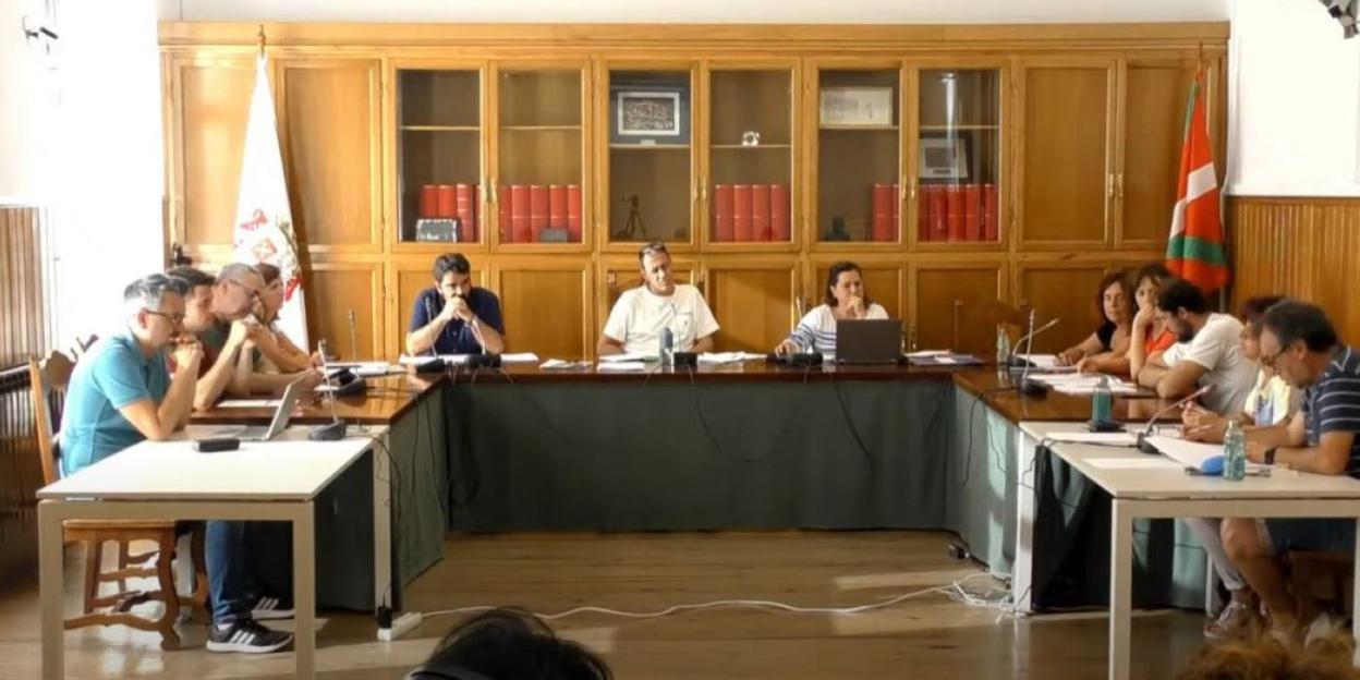 Imagen de sesión plenaria celebrada en el ayuntamiento de Urnieta. 