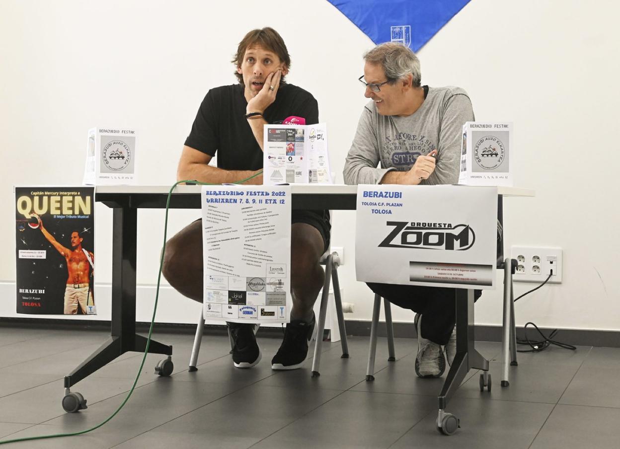 Miembros de la comisión de fiestas desgranando el programa, ayer al mediodía.