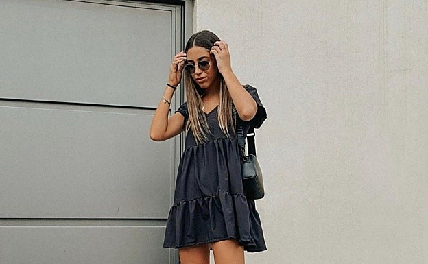 Vestido corto negro con botas camperas.