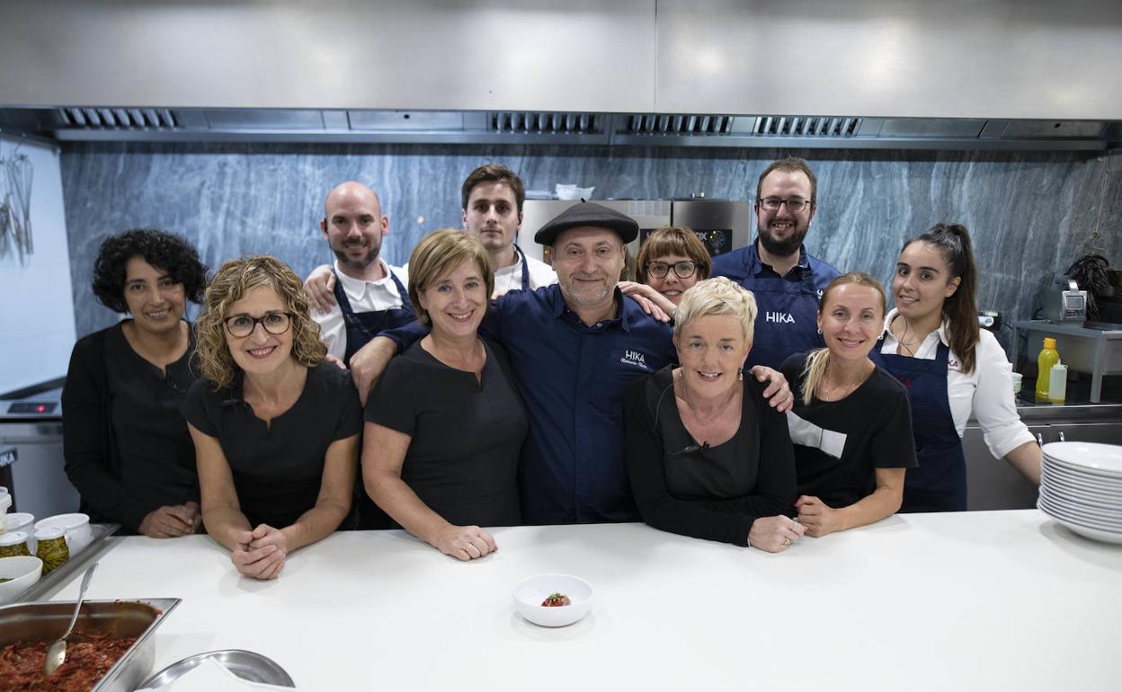 Roberto Ruiz con buena parte del equipo de cocina y de sala que redondeó la estupenda noche de Hika. 