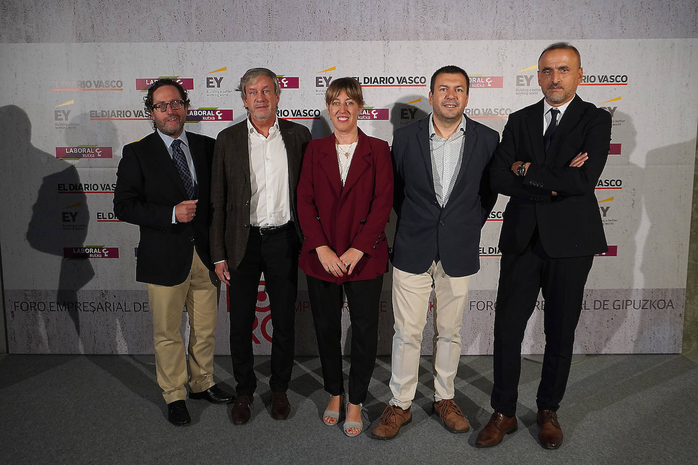 Julio Díaz de Alda, Antxon Blanco, Arantxa Aldaz, Jorge Sainz y Juanma Velasco, de la redacción de El Diario Vasco, ayer en el XIII Foro organizado por este periódico.