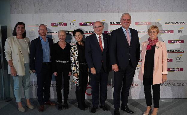 La consejera Arantxa Tapia, junto a Stefan Oelrich y todo el equipo de Viralgen que ayer estuvo presente en la Plaza Gipuzkoa de la Cámara de Comercio.