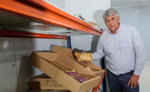 Kiko Agudo en el almacén de Aurki, donde llega un 20% del foie que demandan.